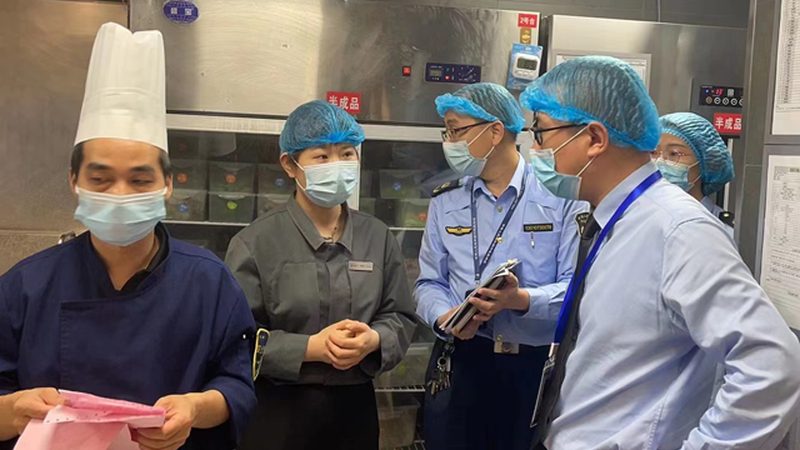 孩子吃糖粘牙别硬抠，聪明妈妈这样做