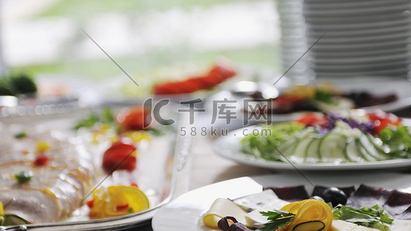 在采购过程中，要关注食品安全。以下是一些注意事项：